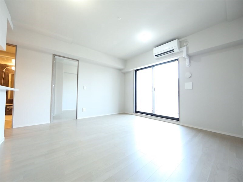 物件内観写真15　(ＬＤＫ16帖　カウンターキッチン　エアコン付　バルコニー)