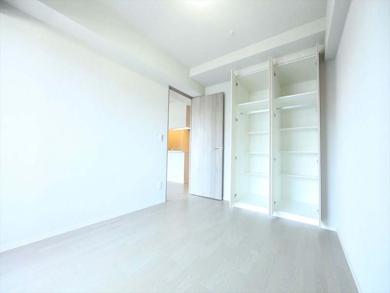 物件内観写真16　(洋室5.6帖　クローゼット付（収納充実してます）)