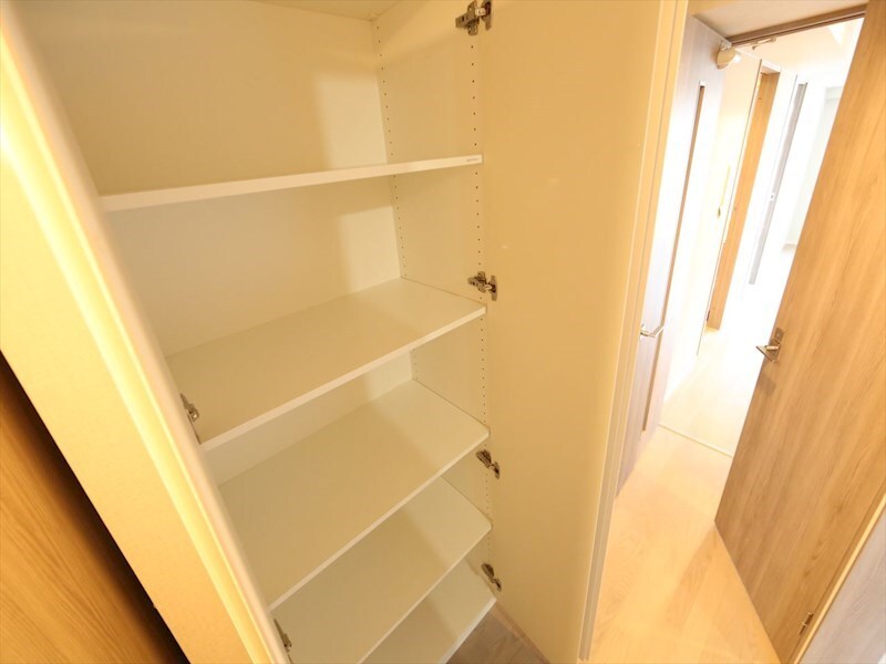 物件内観写真28　(廊下にある収納（収納充実してます）)