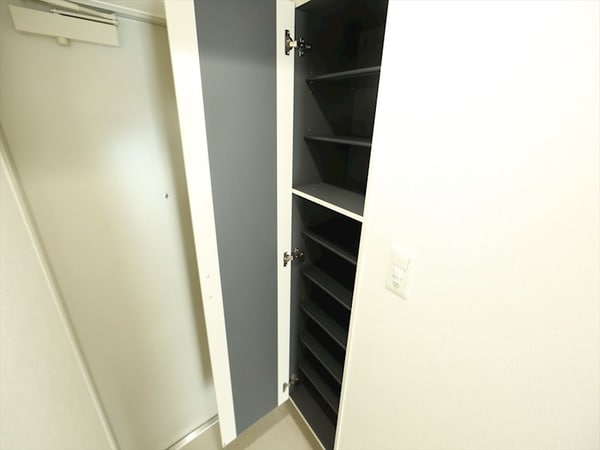 玄関(玄関　シューズボックス付（収納充実してます）)