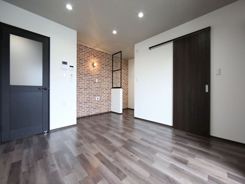 物件内観写真9　(洋室7.7帖　キッチン1.7帖　収納充実しています。)