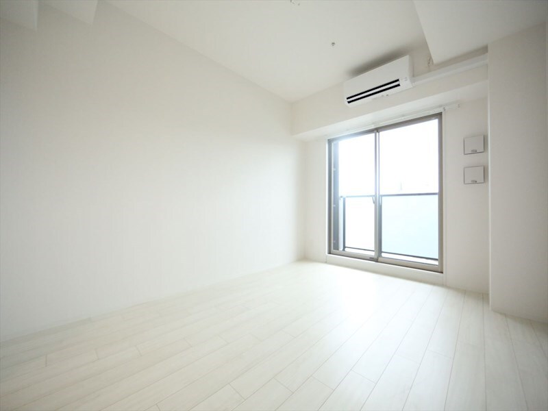 物件内観写真2　(洋室8帖　エアコン完備　バルコニー)