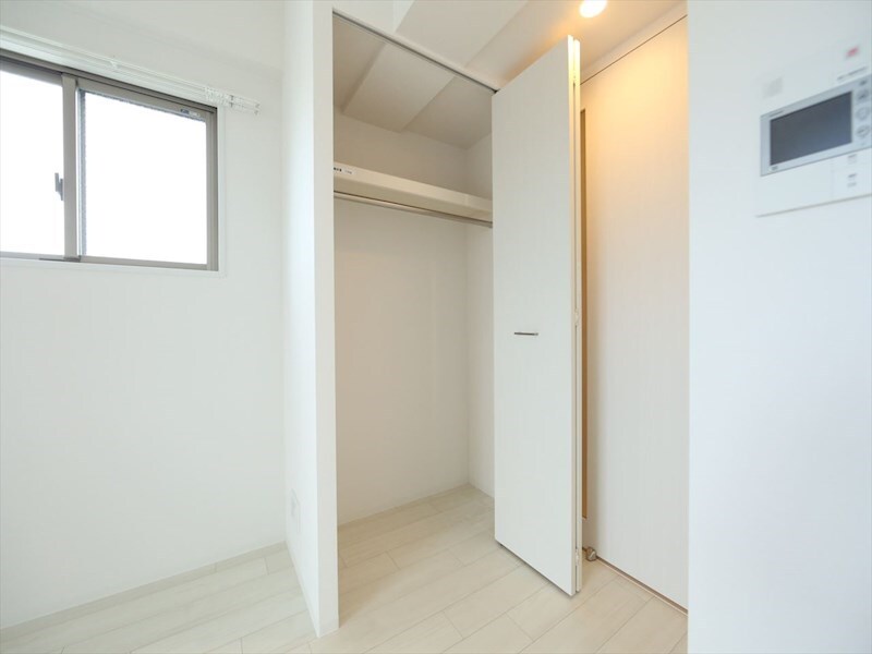 物件内観写真6　(クローゼット（収納充実してます）)