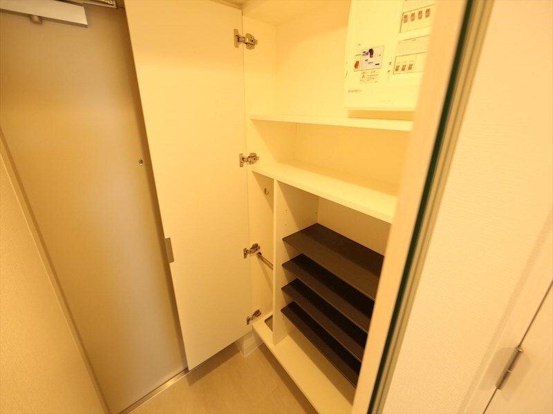 物件内観写真8　(玄関　シューズボックス付（収納充実してます）)