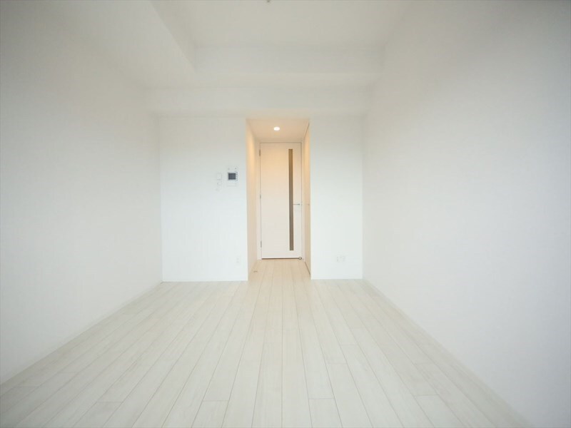 物件内観写真9　(洋室8帖　クローゼット付（収納充実してます）)