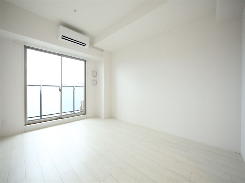 物件内観写真10　(洋室8帖　エアコン完備　バルコニー)