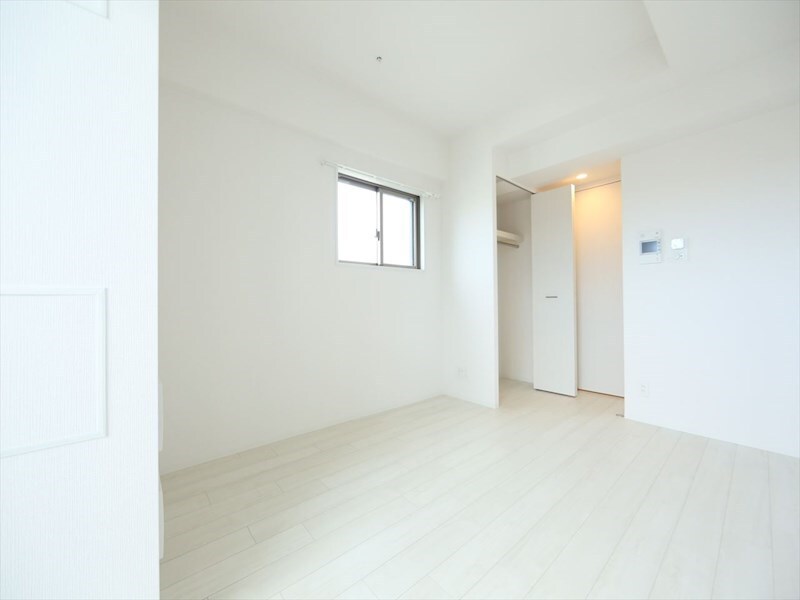 物件内観写真14　(洋室7.3帖　クローゼット付（収納充実してます）)