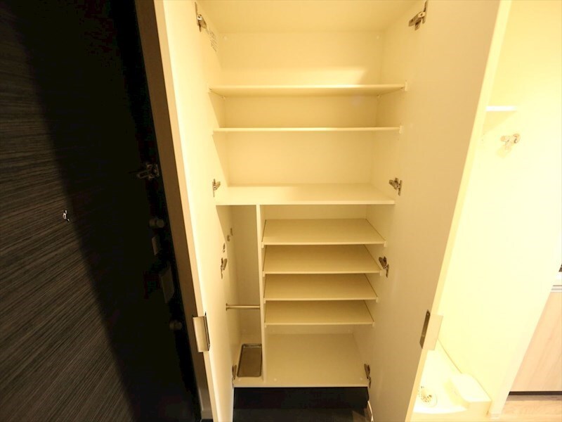 物件内観写真8　(玄関　シューズボックス付（収納充実してます）　同仕様写真)