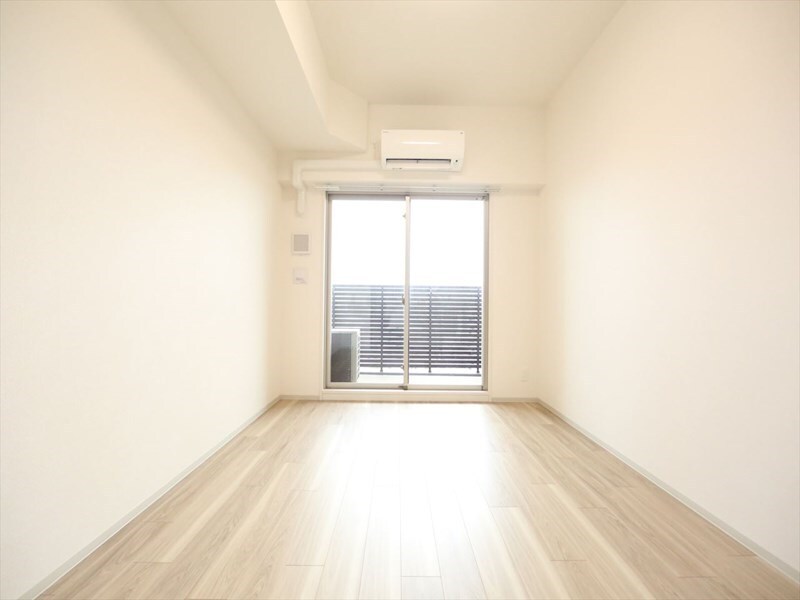 物件内観写真10　(洋室6.7帖　エアコン完備　バルコニー　同仕様写真)