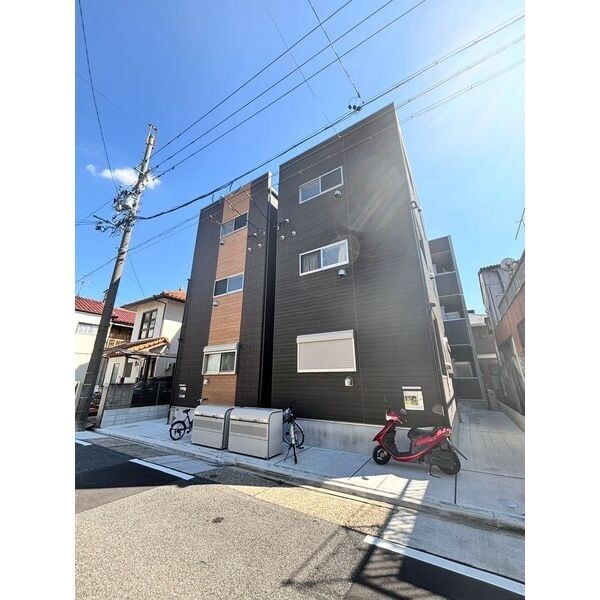 物件外観写真1　(外観　オートロック付　宅配ＢＯＸ有り)