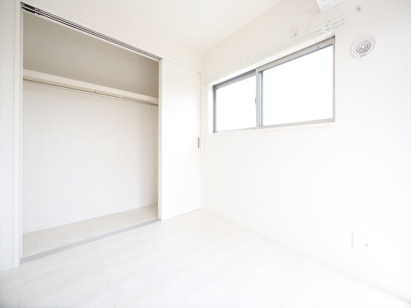 物件内観写真9　(洋室3.5帖　クローゼット付（収納充実してます）　同仕様写真)