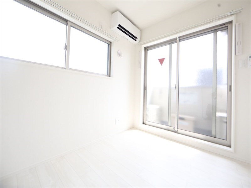 物件内観写真13　(洋室3.5帖　エアコン完備　バルコニー　同仕様写真)