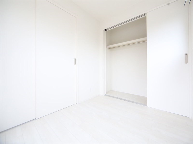 物件内観写真16　(洋室3.5帖　クローゼット付（収納充実してます）　同仕様写真)