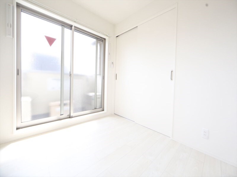 物件内観写真22　(洋室3.5帖　エアコン完備　バルコニー　同仕様写真)