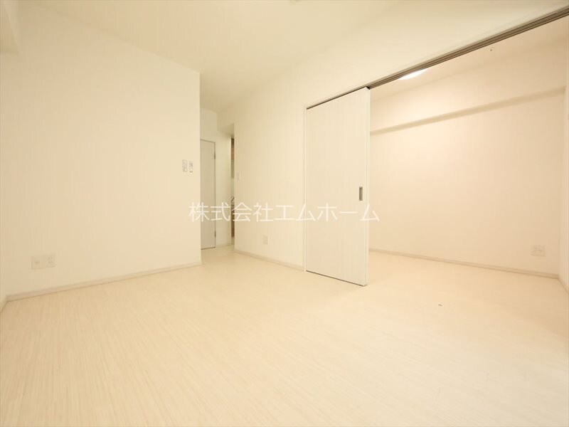 物件内観写真2　(ＬＤＫ10.5帖　洋室4.1帖　つなげても仕切っても使えます)