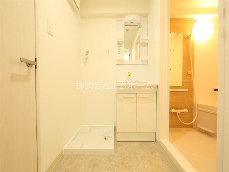 物件内観写真3　(脱衣所　独立洗面台（シャンプードレッサー付）収納スペース有)