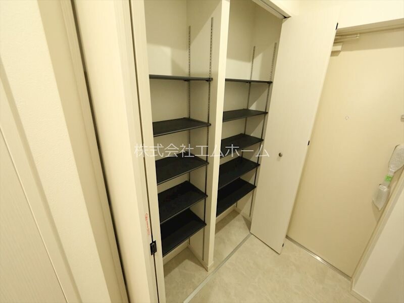 物件内観写真8　(玄関　シューズボックス付（収納充実してます）)