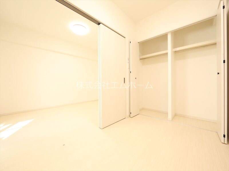 物件内観写真9　(洋室4.1帖　クローゼット付（収納充実してます）)