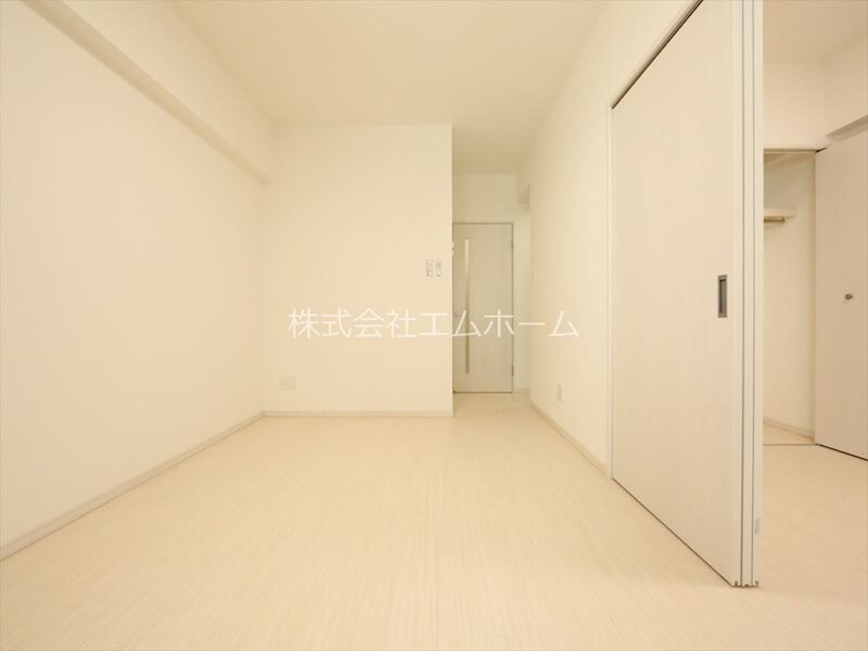 物件内観写真15　(ＬＤＫ10.5帖　システムキッチン　エアコン完備　バルコニー)