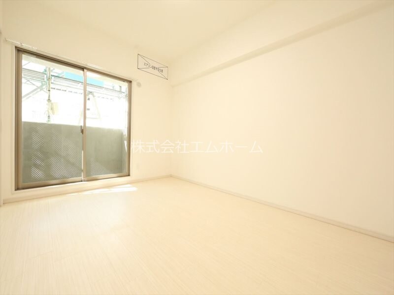 物件内観写真31　(ＬＤＫ10.5帖　システムキッチン　エアコン完備　バルコニー)