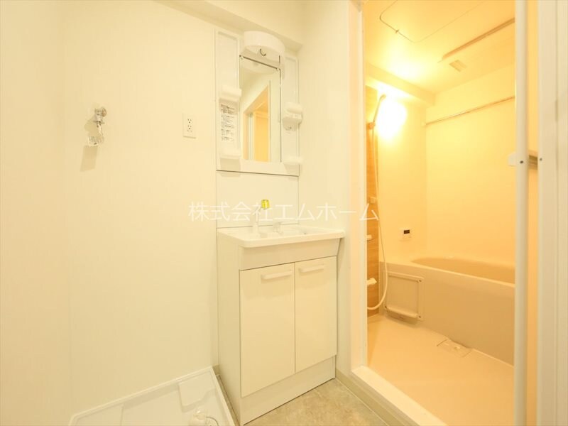 物件内観写真32　(脱衣所　独立洗面台（シャンプードレッサー付）収納スペース有)