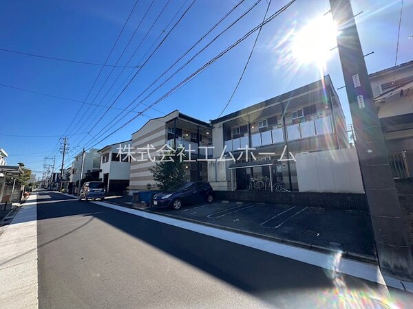 外観(外観　敷地内平面駐車場　敷地内ゴミステーション　屋根付駐輪場)