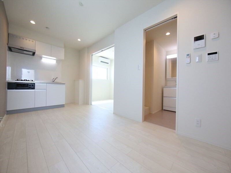 物件内観写真2　(ＬＤＫ8.3帖　システムキッチン　エアコン完備　同仕様写真)