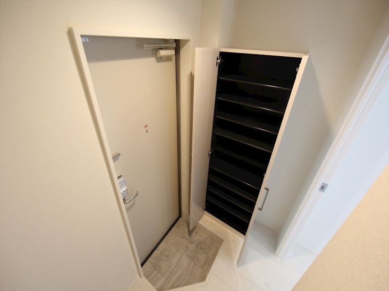 物件内観写真8　(玄関　シューズボックス付（収納充実してます）　同仕様写真)