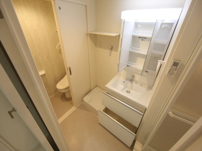 物件内観写真19　(脱衣所　独立洗面台（シャンプードレッサー付）　同仕様写真)