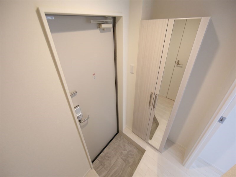 物件内観写真20　(玄関　シューズボックス付（収納充実してます）　同仕様写真)