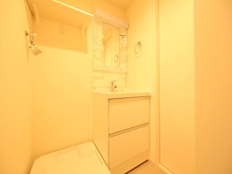 物件内観写真3　(脱衣所　独立洗面台（シャンプードレッサー付）　同仕様写真)