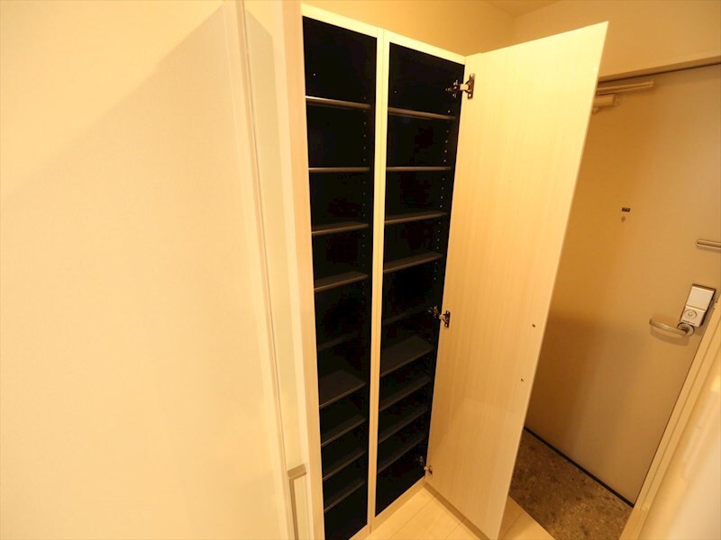物件内観写真8　(玄関　シューズボックス付（収納充実してます）　同仕様写真)