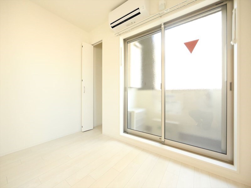 物件内観写真9　(洋室3.7帖　クローゼット付　バルコニー　同仕様写真)