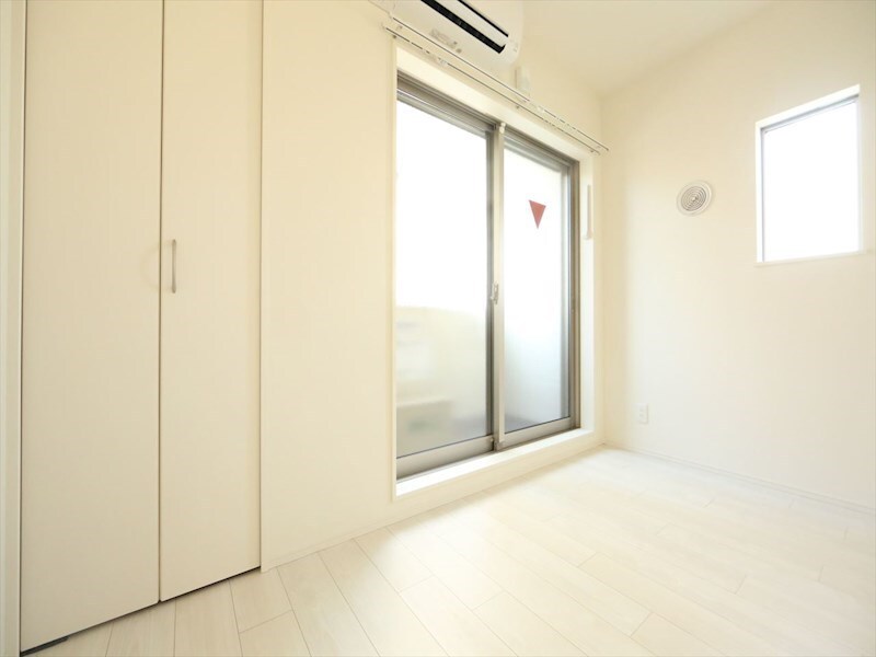 物件内観写真16　(洋室3.7帖　エアコン完備　バルコニー　同仕様写真)