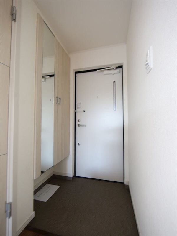 物件内観写真8　(玄関　シューズボックス付（収納充実してます）)