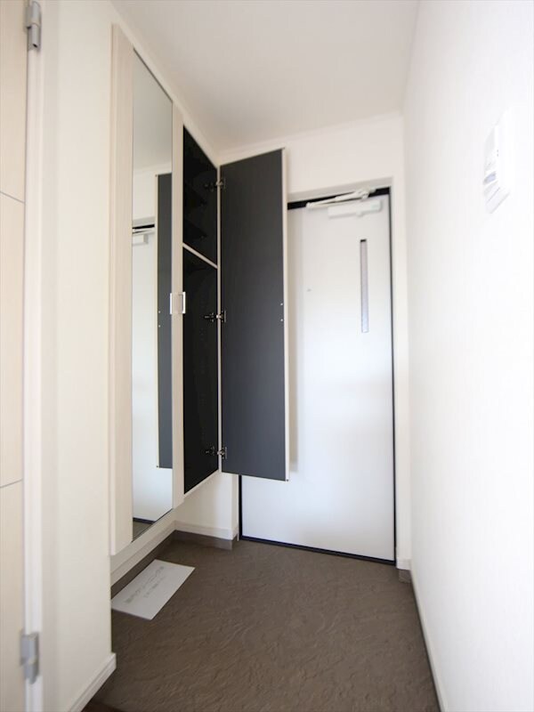 物件内観写真15　(玄関　シューズボックス付（収納充実してます）)