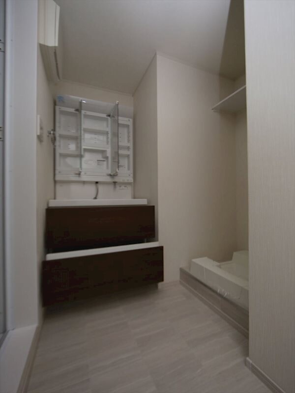 物件内観写真16　(脱衣所　独立洗面台（シャンプードレッサー付）収納スペース有)