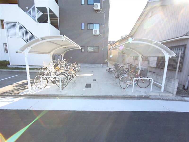 物件内観写真34　(屋根付き駐輪場)