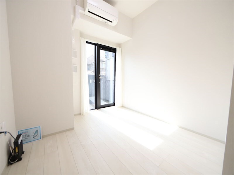 物件内観写真2　(洋室6.6帖　エアコン完備　バルコニー)