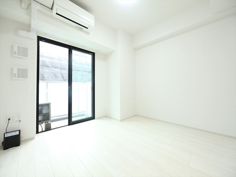 物件内観写真2　(洋室7.7帖　エアコン完備　バルコニー)