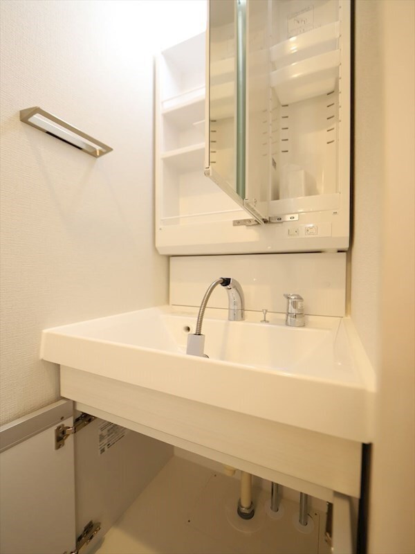 物件内観写真3　(脱衣所　独立洗面台（シャンプードレッサー付）収納スペース有)