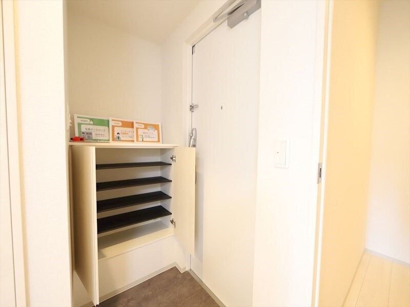 物件内観写真5　(玄関　シューズボックス付（収納充実してます）)