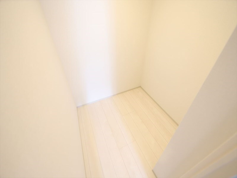 物件内観写真6　(納戸2.1帖（収納充実してます）)