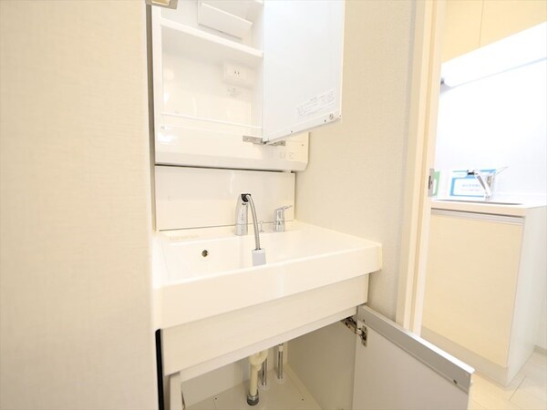 洗面所(脱衣所　独立洗面台（シャンプードレッサー付）収納スペース有)