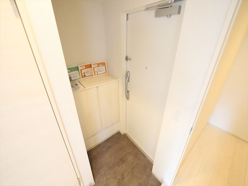 物件内観写真18　(玄関　シューズボックス付（収納充実してます）)