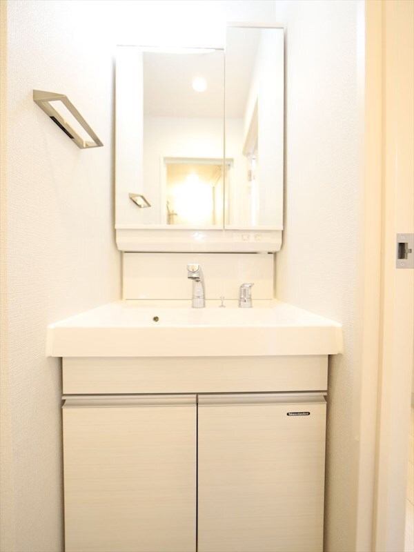 物件内観写真23　(脱衣所　独立洗面台（シャンプードレッサー付）収納スペース有)
