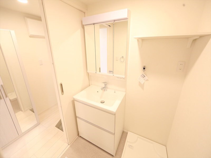 物件内観写真3　(脱衣所　独立洗面台（シャンプードレッサー付）　同仕様写真)