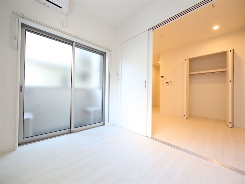 物件内観写真9　(ＬＤＫ8帖　洋室4帖　エアコン完備　バルコニー　同仕様写真)