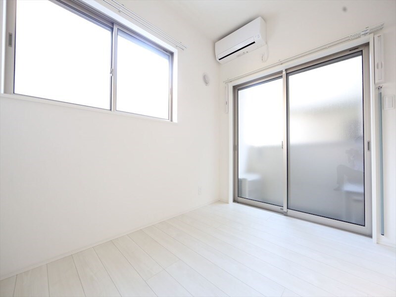 物件内観写真13　(洋室4帖　２面採光　エアコン完備　バルコニー　同仕様写真)