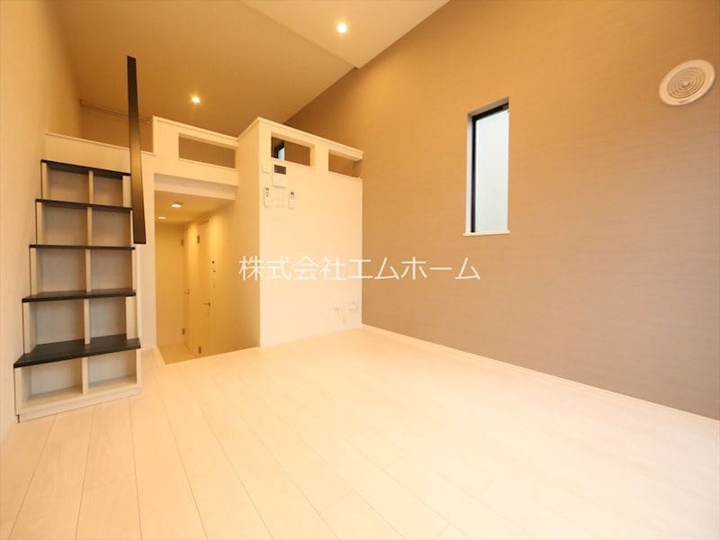 リビング(洋室6帖　ロフト6.3帖（収納にも寝室にも使えます）)